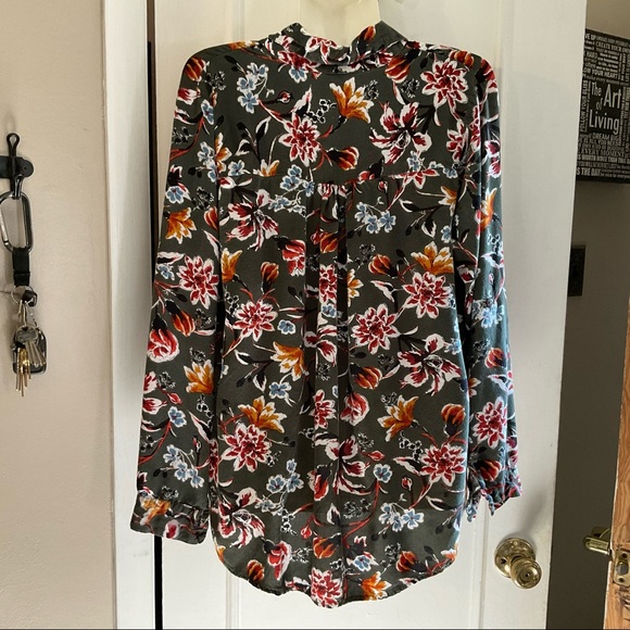 Bailey & Chloe Green Floral Button Down shirt Hi Lo style SZ Med - Picture 3 of 9